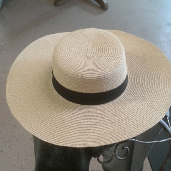 broad brimmed hat